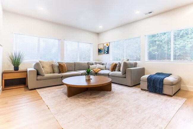 Building Photo - Spacious Modern Home for Rent in Burien / South Seattle