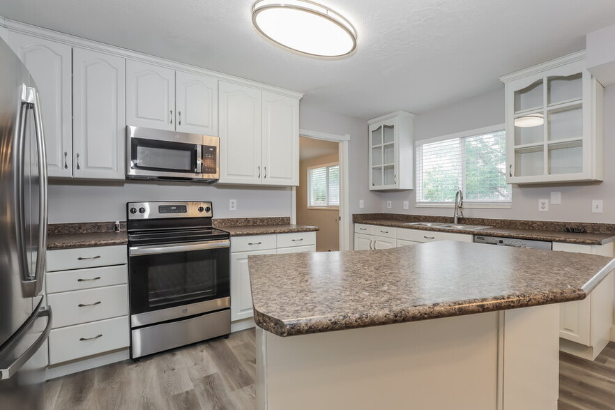 Building Photo - 5166 Cobble Cir