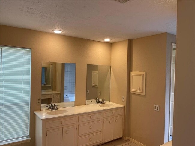 Building Photo - 122 Queens Ct
