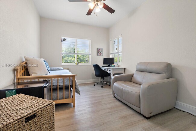 Building Photo - 5343 SW 40th Ave