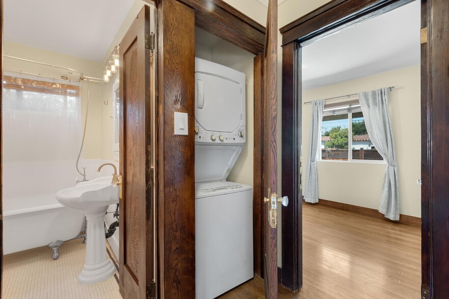 Laundry - 1168 N Westmoreland Ave