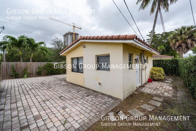 Building Photo - Spacious 1/1 by Las Olas with Washer and D...