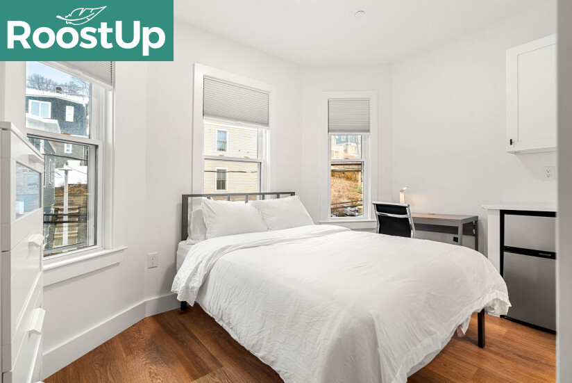 Building Photo - Furnished Bedroom with Private Bath in Jam...