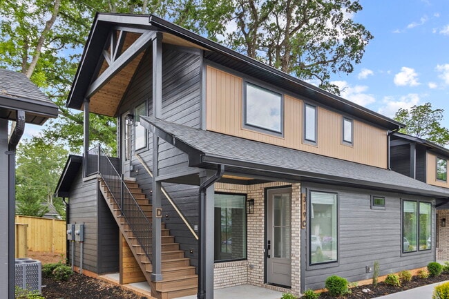 Building Photo - Medford Mews, Carriage House 319