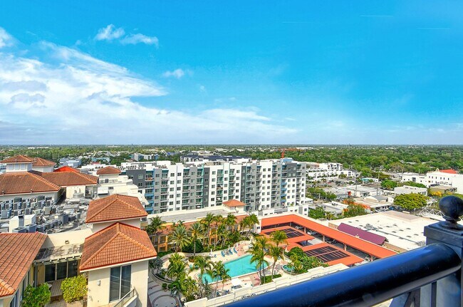Building Photo - Short term ONLY Amazing 2/2 condo in the heart of downtown Sarasota with Bay View!