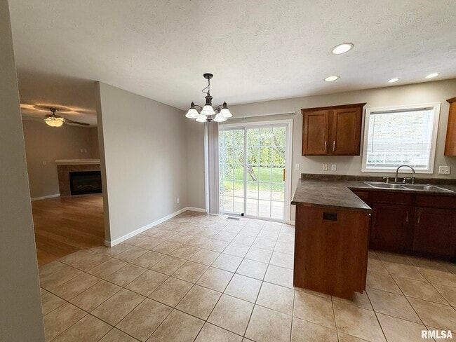 Building Photo - 2119 W Miners Dr
