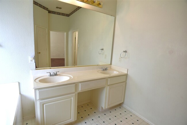 Building Photo - 9700 Summer Dr