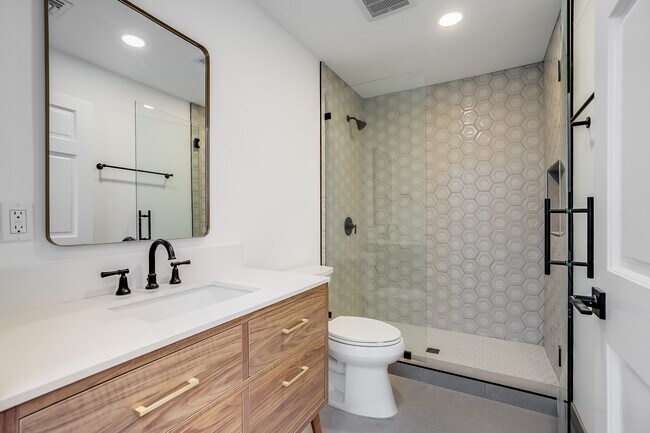 Building Photo - 15851 Mulholland Pl