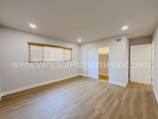 Building Photo - 1136 Gian Dr
