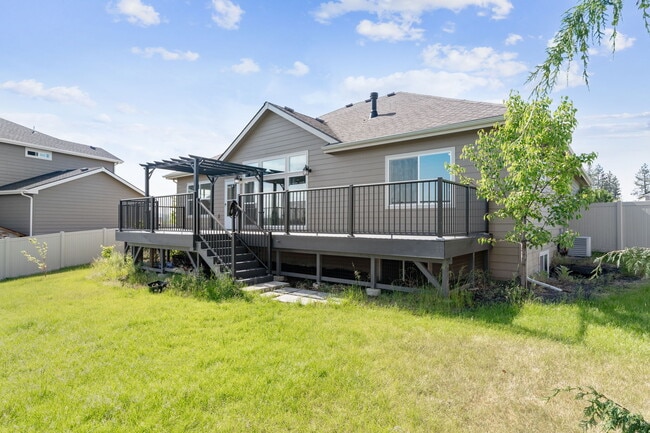 Building Photo - 910 W Chaperon Peak Dr