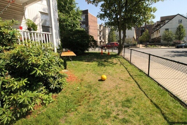 Building Photo - Four bedroom Two bath near BU