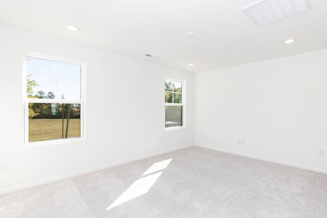 Building Photo - Three Bedroom End Unit Townhome!