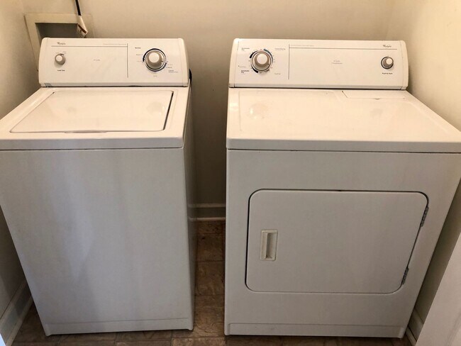 Building Photo - 3 Bedroom/3 Bathroom Condo in Harts Cove!