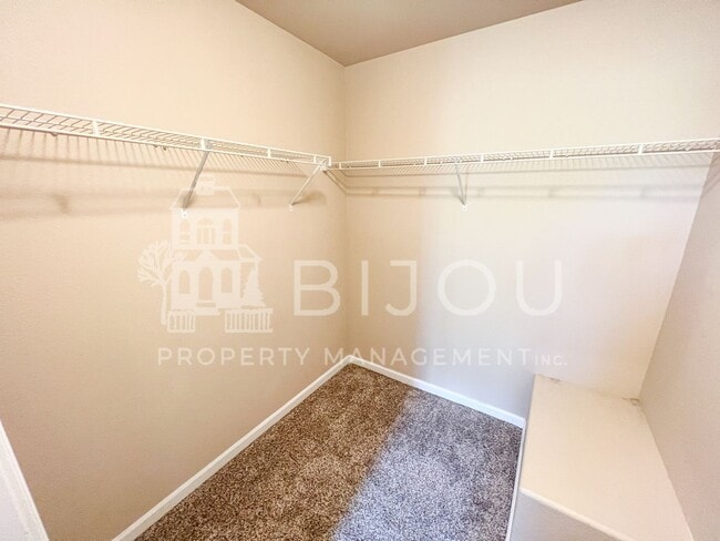 Building Photo - Large, Well-Maintained Duplex