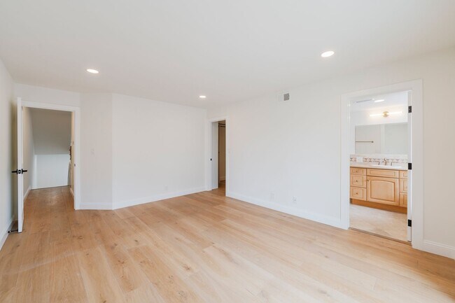 Building Photo - Beautiful Hermosa Beach Townhome Rental!