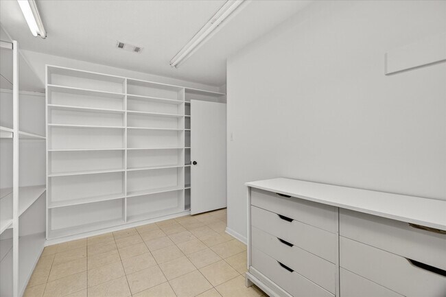 Building Photo - 147 Valley Dr
