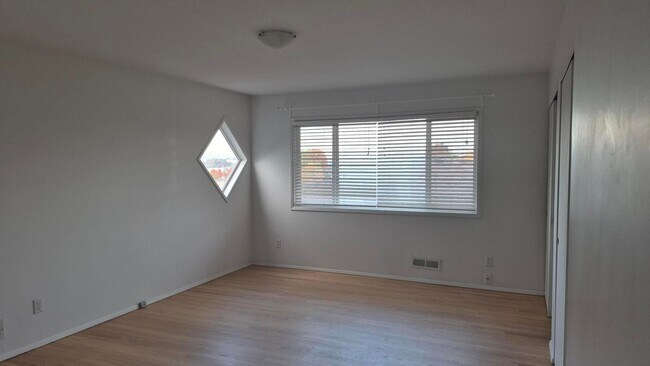 Building Photo - Amazing 2 Bedroom 1 Bath with View in NW P...