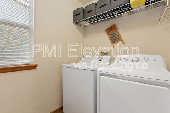 Building Photo - 829 W Sparrow Hawk Dr