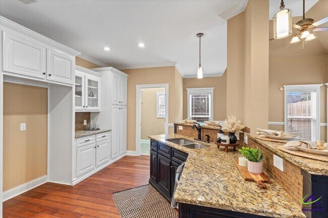 Building Photo - 300 Cheshire Dr