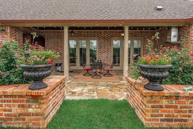 Building Photo - Beautiful Home on the Red River....