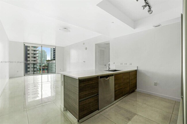 Building Photo - 1100S S Miami Ave
