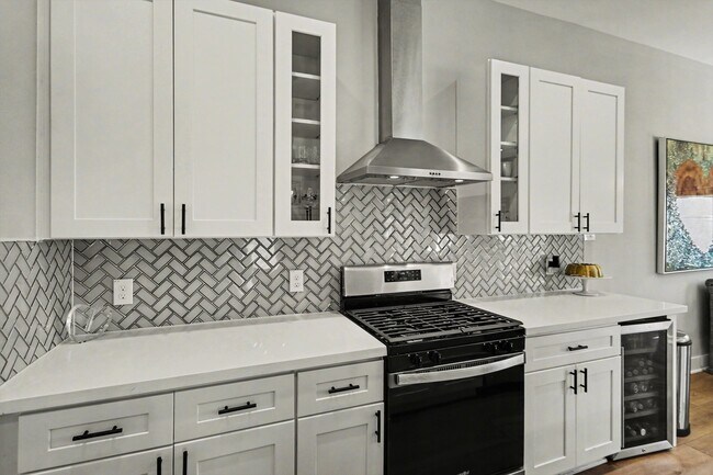 Building Photo - 825 Woodcrest Dr