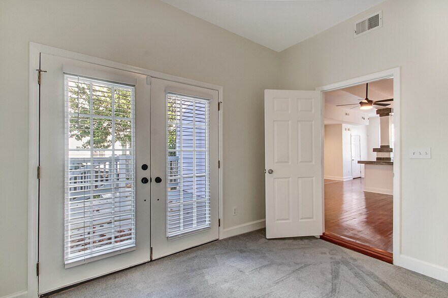 Building Photo - 303 W Henry St