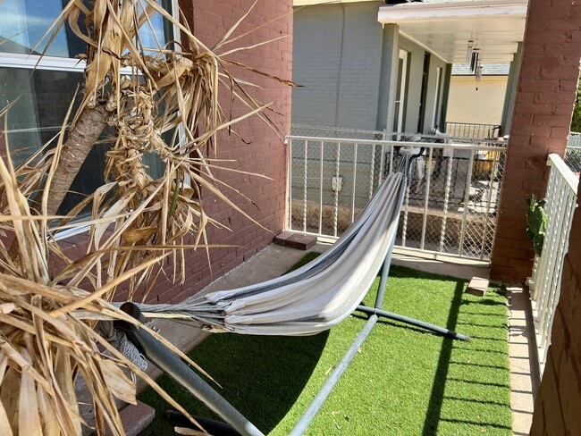 Building Photo - Charming Furnished Home - Short & Long Term Leasing