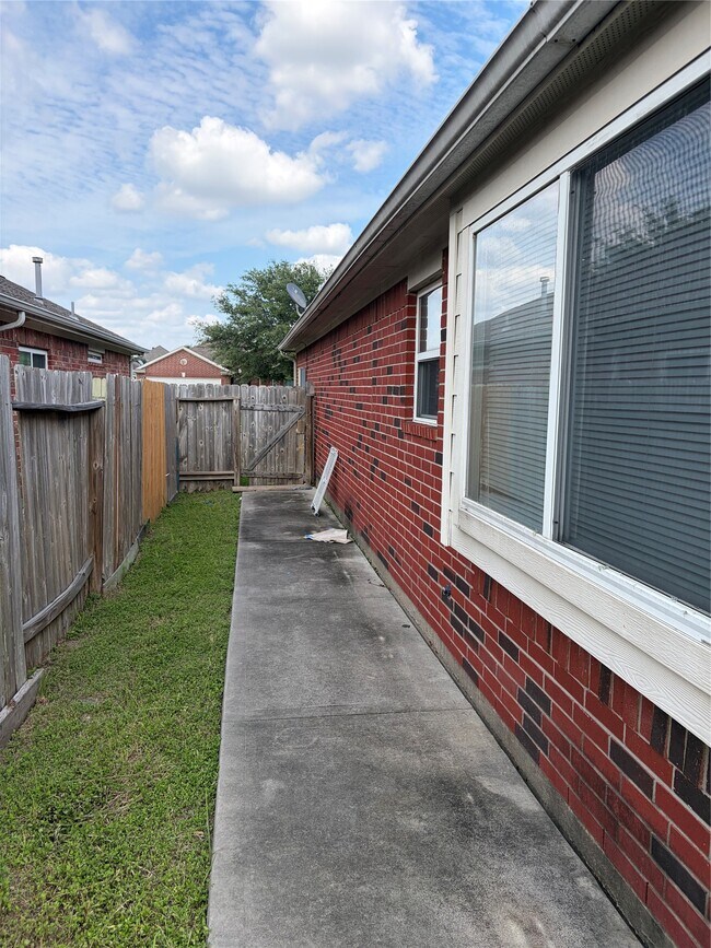 Building Photo - 7214 Crescent Mills Dr