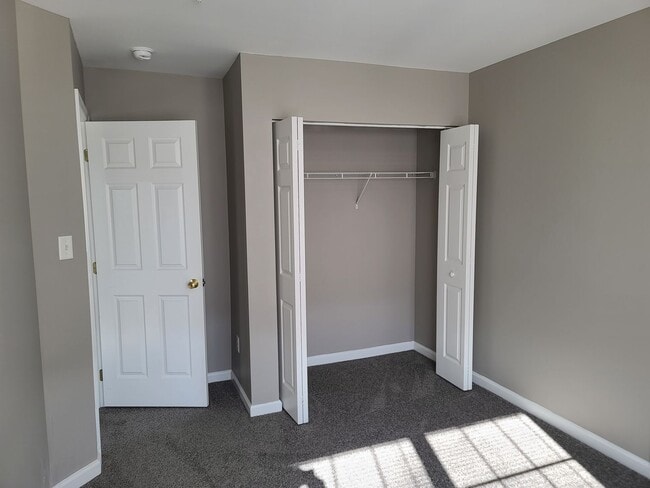 Building Photo - 3 Bedroom 2 1/2 bath Townhome for Rent in ...