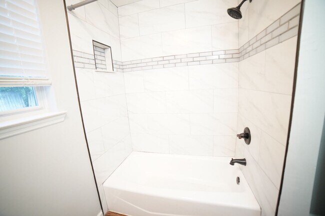 Building Photo - 3 bd / 2 ba Beauty w/2 car garage off of Apalachee Parkway