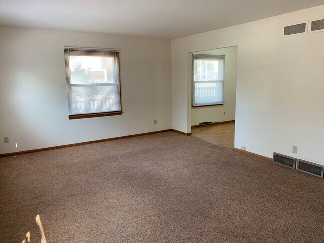 Building Photo - 2602 E Lawn Ct
