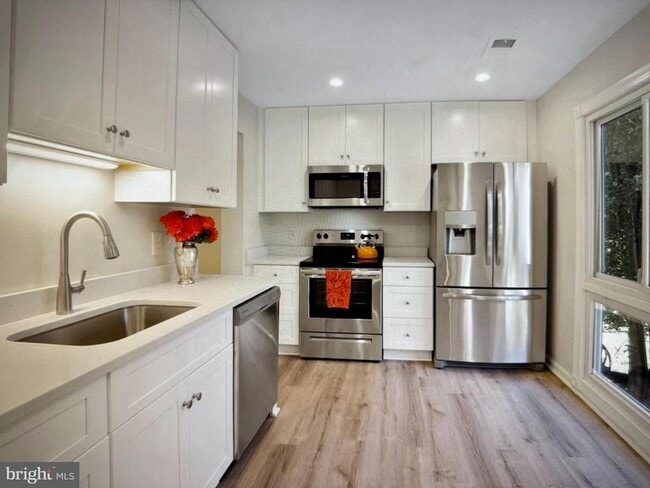 Building Photo - 3039 Mission Square Dr