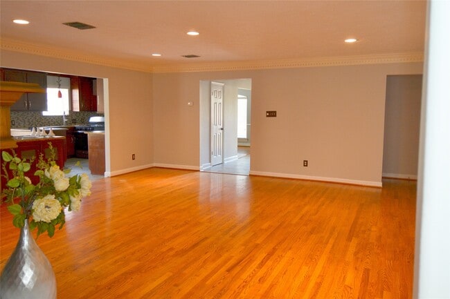 Building Photo - 14830 La Rana Dr