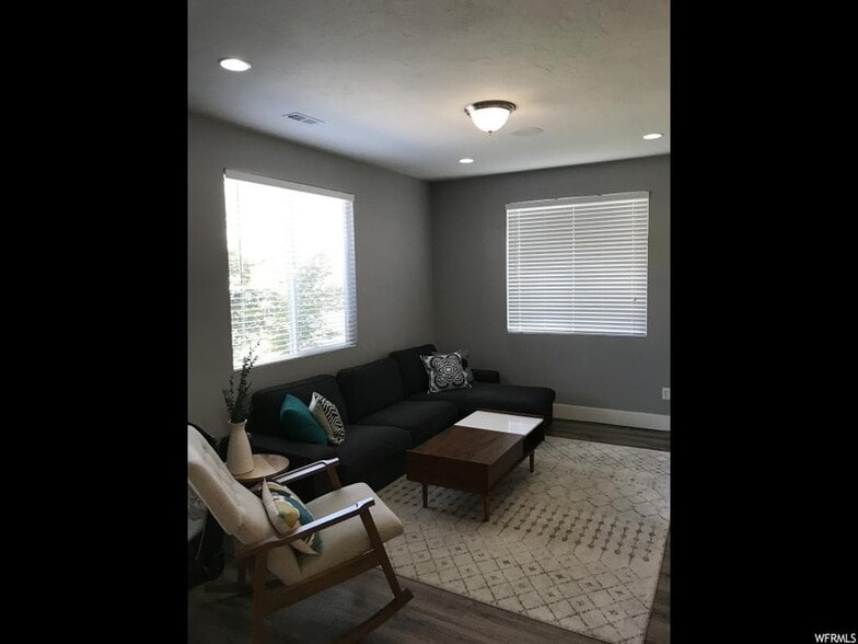 Building Photo - 272 650 N