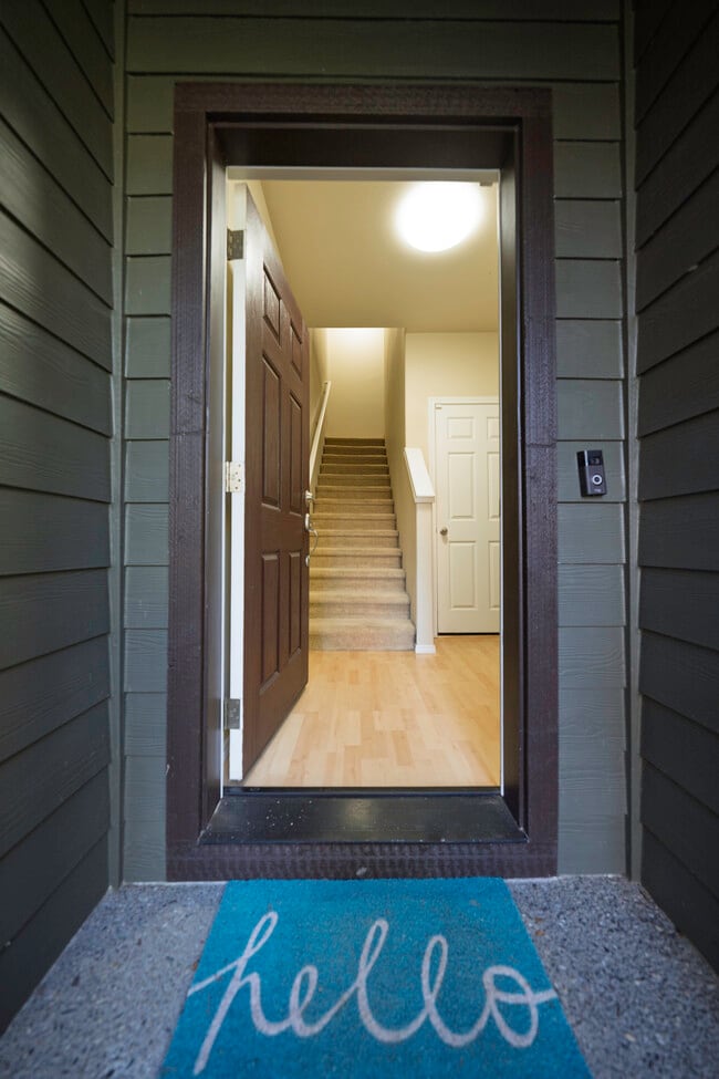 Front door entry - 4828 SE Teakwood St