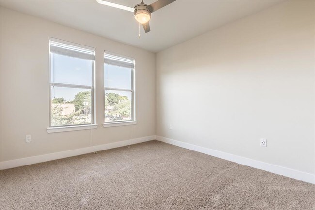 Building Photo - 1520 N Memorial Way