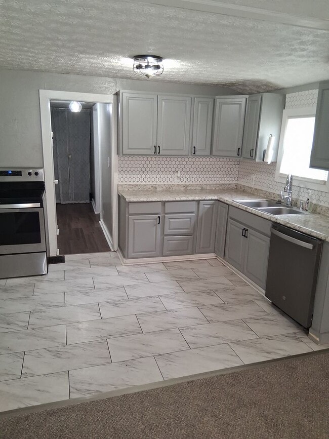 Building Photo - Charming 2 bed 1 bath with AC, large fence...