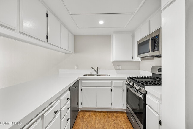 Building Photo - 5291 Colodny Dr