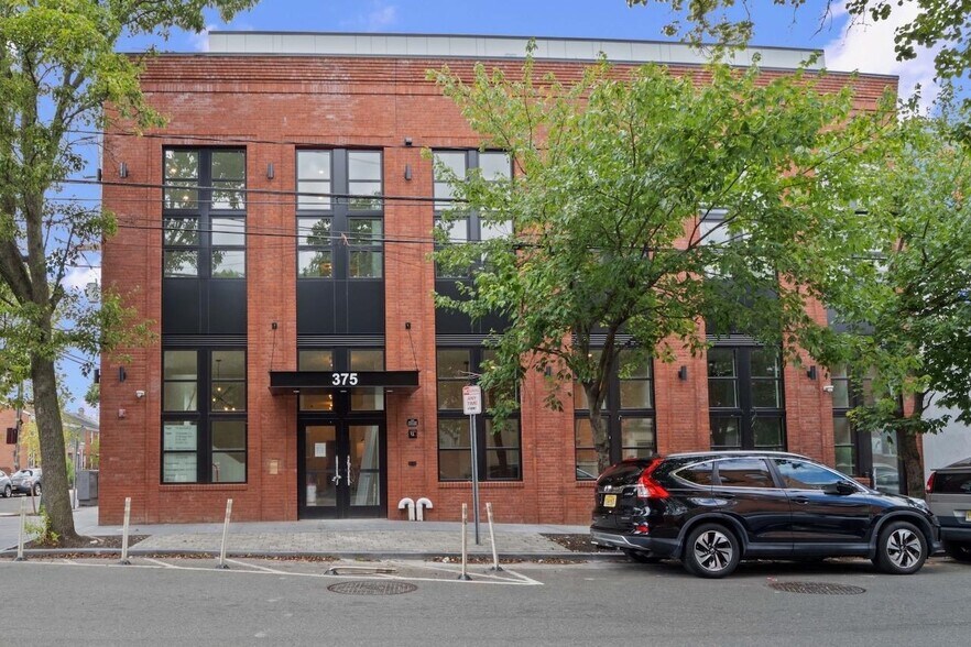 Building Photo - 375 Monmouth St