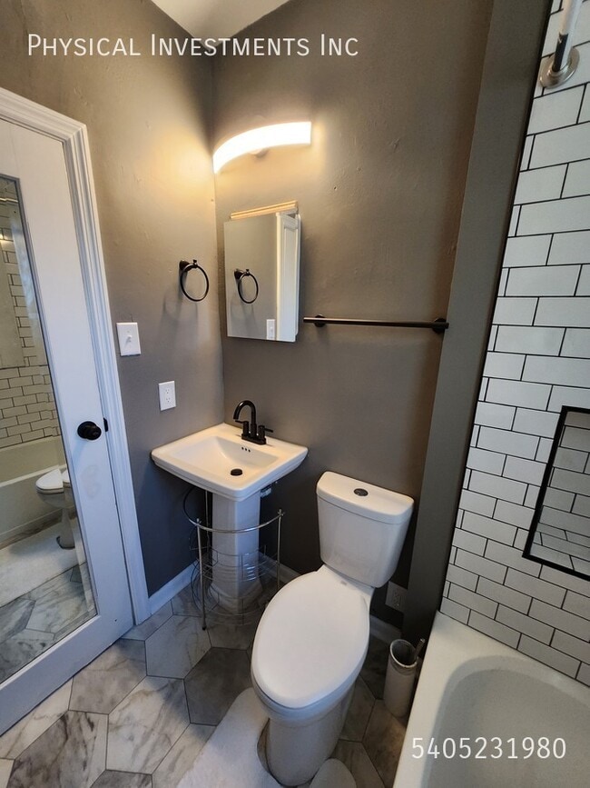 Building Photo - 412 Hanover Ave NW