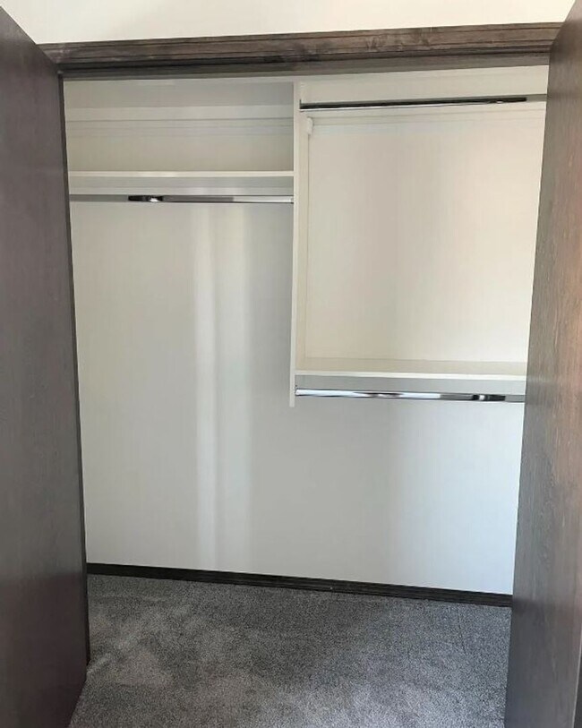 Building Photo - Leubecher Townhome