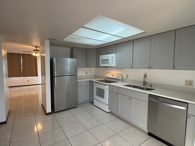 Building Photo - 2036 Las Palmas Cir