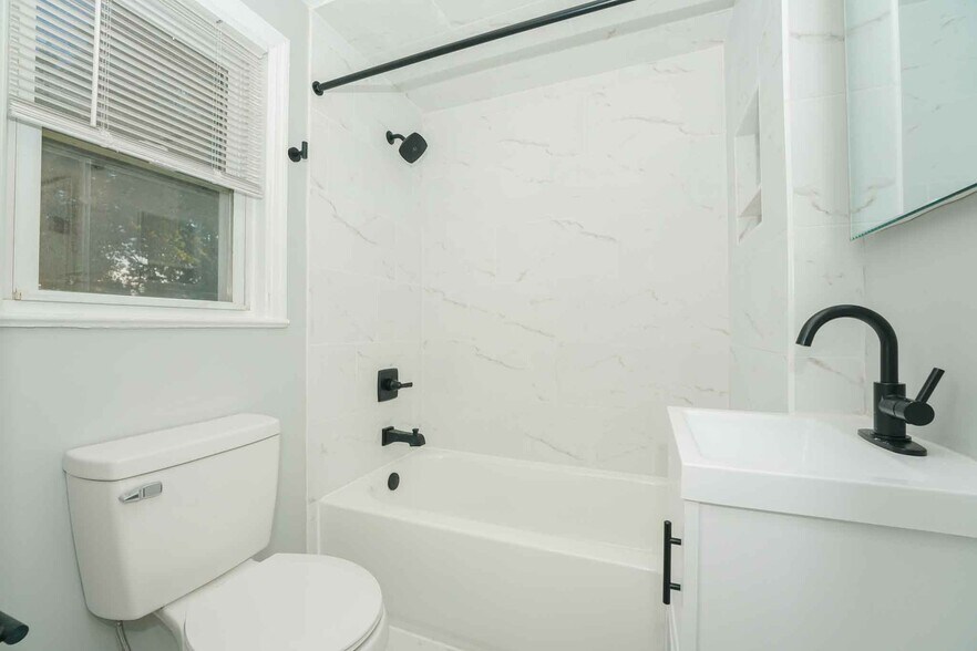 Full bath - 81 Devon St