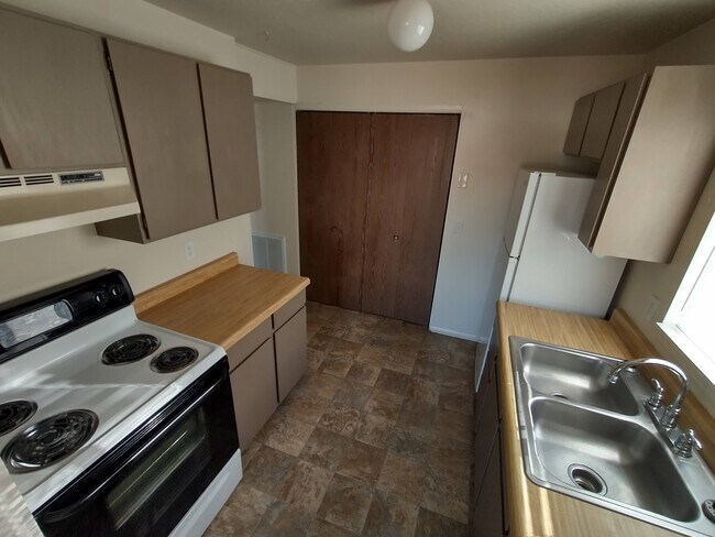 Kitchen - 745 S Vernal Ave