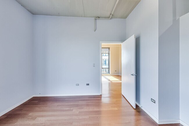 Building Photo - SW CORNER 2 BED / 2 BATH CONDO IN UNIVERSI...