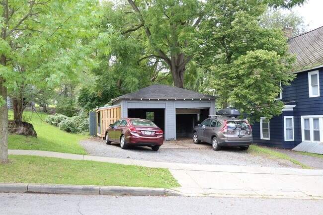 Building Photo - 502 S Aurora St