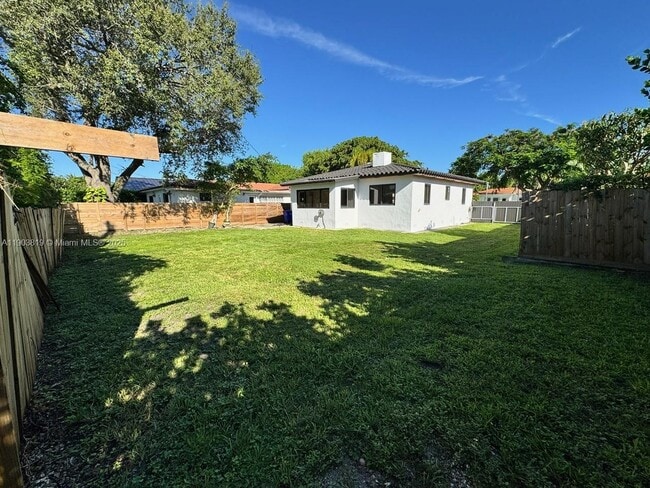 Building Photo - 2210 SW 25th St