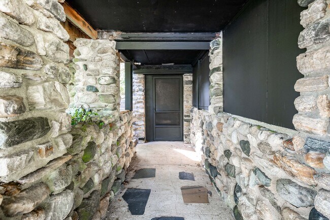 Building Photo - 118 Lake Dr