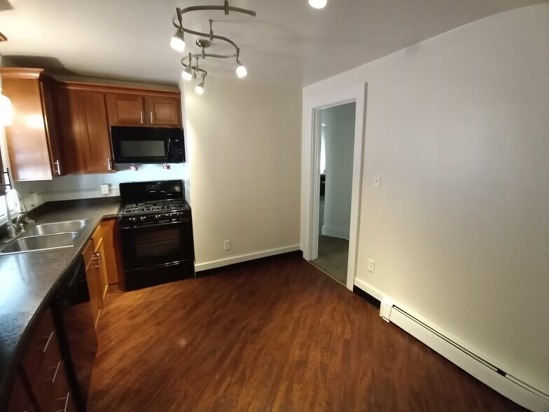 Building Photo - 608 Elmwood Ave